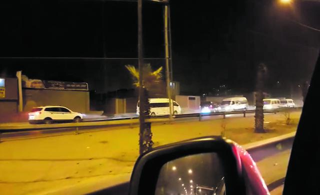Combis y colectivos transitan en contra para evitar el tráfico en la autopista Ramiro Prialé. Durante la arriesgada maniobra, los conductores infractores esquivan a camiones y tráileres que circulan en su vía. (Captura de vídeo: El Comercio)