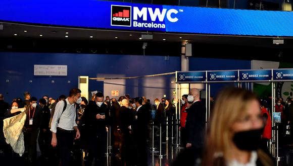 Los visitantes se van después de asistir a la jornada inaugural del MWC (Mobile World Congress) en Barcelona el 28 de febrero de 2022. (Foto: Pau BARRENA / AFP)
