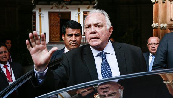 El Embajador de Uruguay, Carlos Barros, acudió a la cancillería para recibir documentación