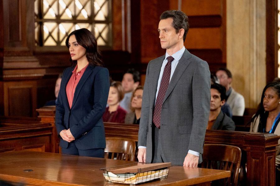 Odelya Halevi es la fiscal Samantha Maroun y Hugh Dancy es su colega Nolan Price en la temporada 23 de "La ley y el orden". (Photo by: Scott Gries/NBC)