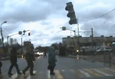 Rusia: mujer se salva de ser golpeada por un semáforo que cayó a la pista | Video 