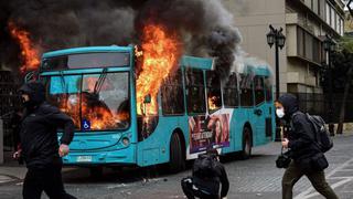 Miles de estudiantes secundarios chilenos protestan y queman un autobús | VIDEO