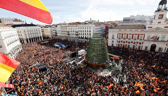 Una protesta convocada por la oposición de derecha contra un proyecto de ley de amnistía para las personas involucradas en el fallido intento de independencia de Cataluña de 2017, en la plaza Puerta del Sol de Madrid. (Foto de OSCAR DEL POZO / AFP)
