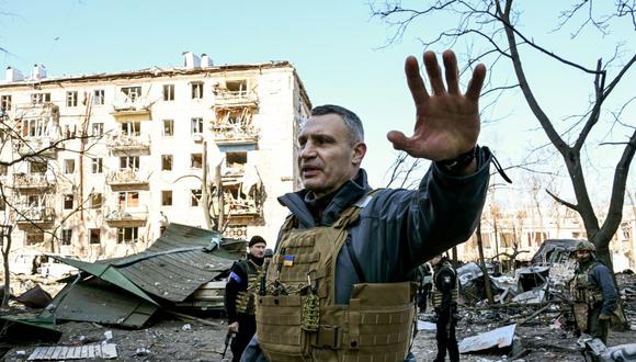 El alcalde de Kiev, Vitali Klitschko, mantiene alejadas a las personas de un edificio residencial de cinco pisos que se derrumbó parcialmente después de un bombardeo ruso el 18 de marzo de 2022. (SERGEI SUPINSKY / AFP).