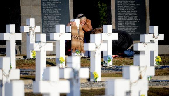 Familias conocen tumbas con nombres de soldados caídos en guerra de las Malvinas. (Foto: AP)