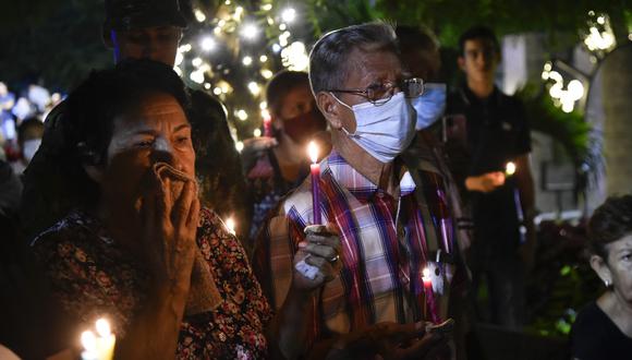 Civiles encienden velas durante un homenaje a los seis soldados que murieron tras un ataque de disidentes de las FARC, Jaime Martínez, en Cúcuta, Colombia, el 9 de diciembre de 2022. (Foto: SCHNEYDER MENDOZA / AFP)