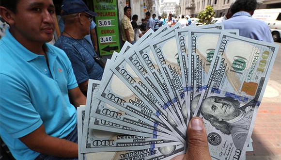 Conoce cómo se cotiza el dólar en el Perú en las apps gratuitas de cambio disponibles en el mercado | Foto: AFP (Referencial)