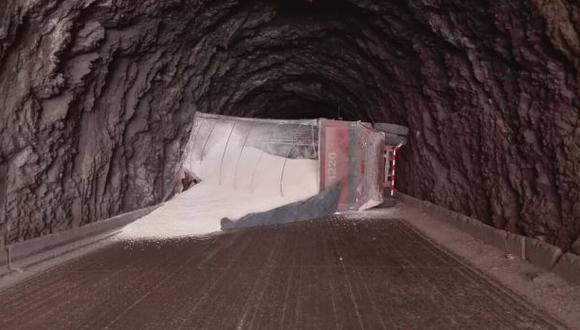 Carretera Central bloqueada por vuelco de tráiler en túnel