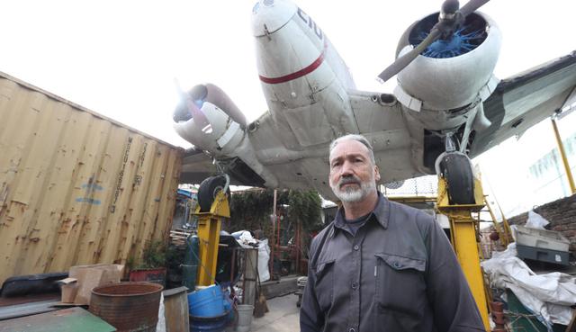 Juan Carlos Ibarra, propietario del negocio, contó que el avión llegó al barrio luego de que su fallecido padre lo adquiriera en una subasta de la Armada uruguaya. (Fotos: EFE)