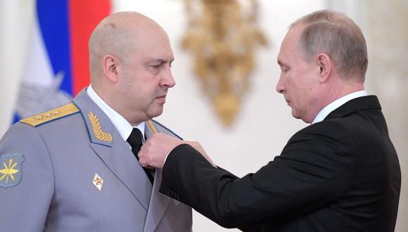 Putin en 2017 con Sergei Surovikin. (GETTY IMAGES).