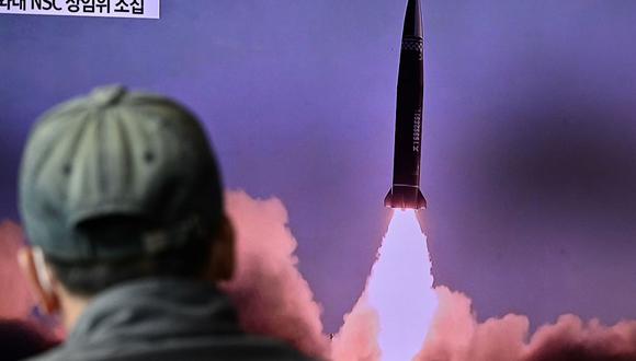 Un hombre mira las noticias con imágenes de archivo de una prueba de misiles de Corea del Norte, en una estación de tren en Seúl el 19 de octubre de 2021. (Anthony WALLACE / AFP).