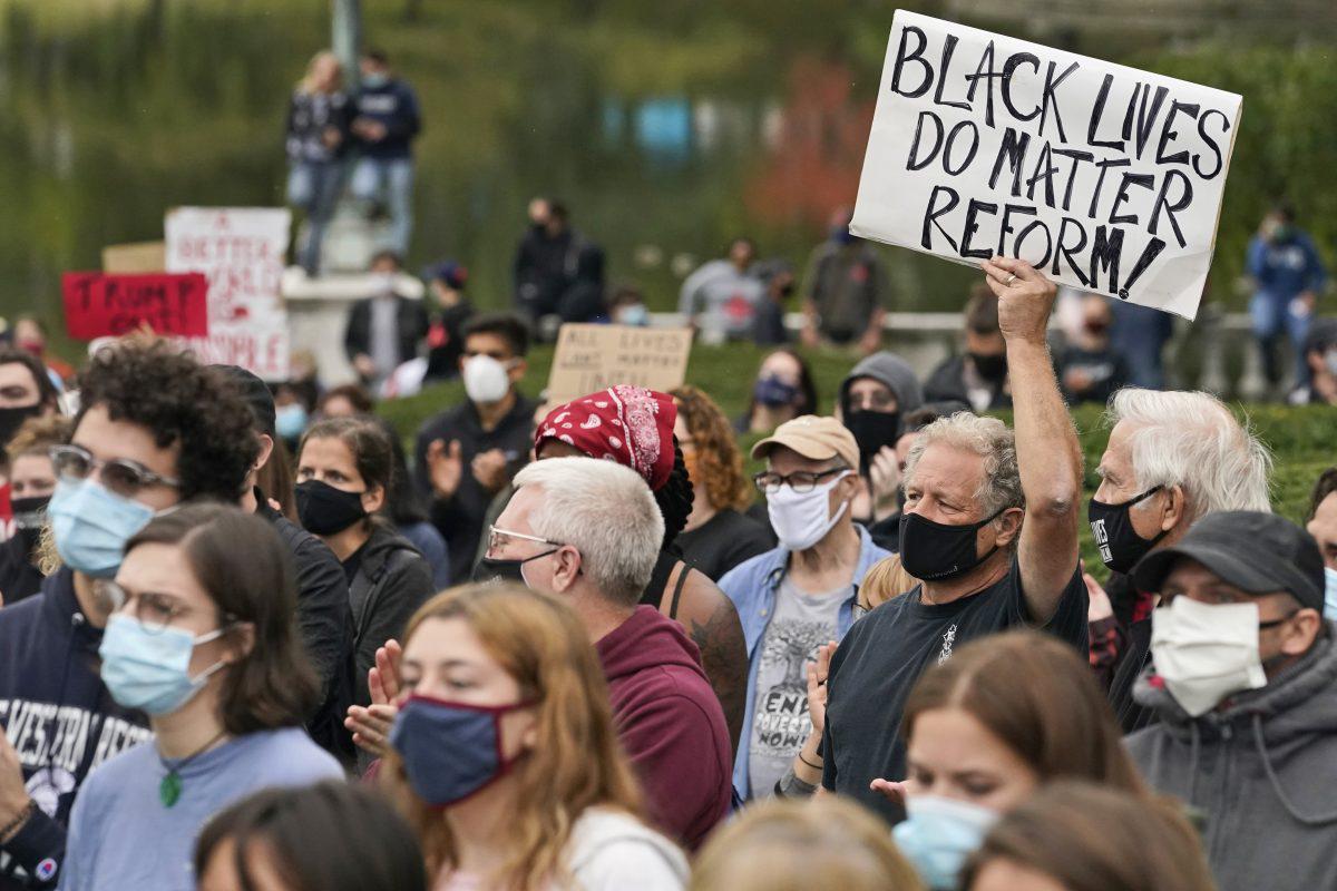 Los manifestantes asisten a un mitin cerca de la sala de debates, el martes 29 de septiembre de 2020, en Cleveland (Ohio. Estados Unidos). Los ciudadanos se movilizaron antes del encuentro entre Donald Trump y Joe Biden. (AP/Tony Dejak).