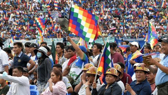 Miles de partidarios del gubernamental Movimiento al Socialismo (MAS) participan en una concentración para dar su apoyo al Gobierno de Luis Arce ante lo que consideran intentos de desestabilizar su gestión, en la población de Shinahota en el trópico de Cochabamba (Bolivia), principal bastión político del MAS. (Foto: EFE/Jorge Abrego).
