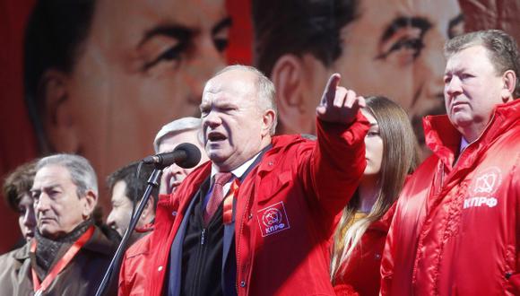 El líder del Partido Comunista de la Federación Rusa, Gennady Zyuganov, participan en un acto que conmemora el centenario de la Revolución Bolchevique en Moscú. (Foto: EFE)