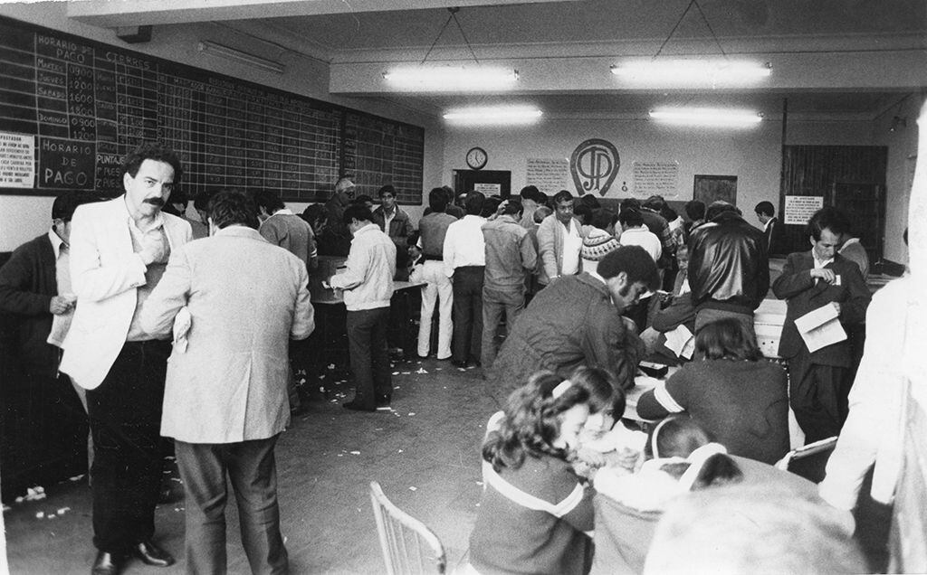 El 13 de julio de 1980, se registró a varias personas apostando en uno de los locales del Jockey Club del Perú ubicado en San Isidro. (Foto: Gerardo Samanamud / GEC Archivo Histórico)