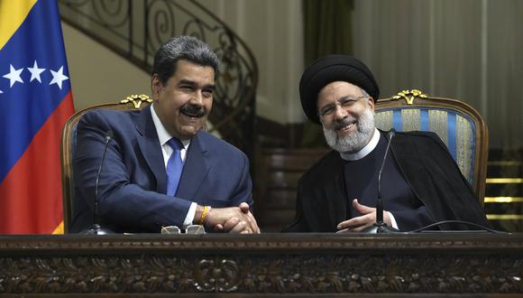El presidente iraní, Ebrahim Raisí, y su par venezolano, Nicolás Maduro, aprietan sus manos como muestra de las buenas relaciones entre sus naciones. AP