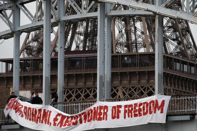 París: Femen protesta contra Rohani con ahorcamiento simbólico - 10