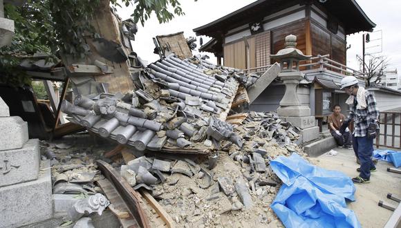 Las autoridades de Osaka reportaron que al menos tres personas han muerto y 41 han resultado heridas hasta el momento producto del sismo. (AP)