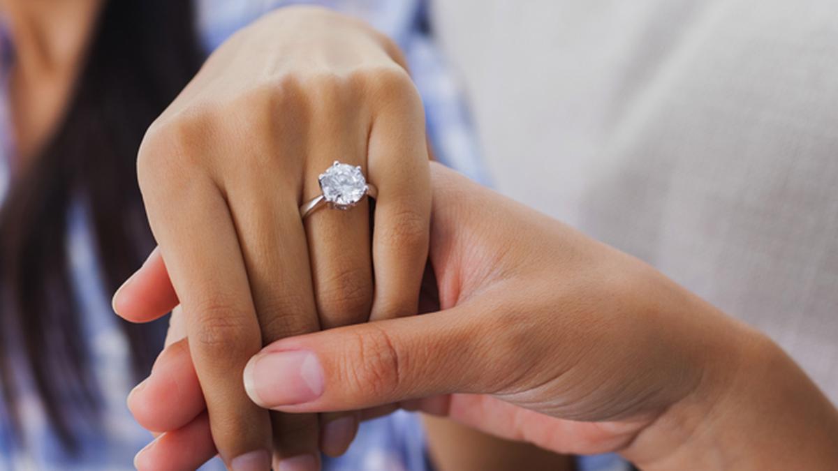 Anillo de compromiso matrimonio: ¿en qué mano y dedo deben usar? | RESPUESTAS | MAG.