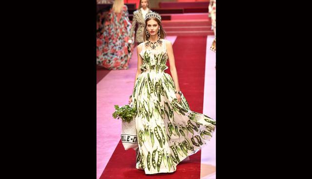 También se hicieron presentes vestidos de corte princesa y estampados florales, los diseños ajustados y plisados de gasa, o la corsetería y el encaje negro, sello de identidad de Dolce & Gabbana desde hace más de 30 años. (Foto: AFP)