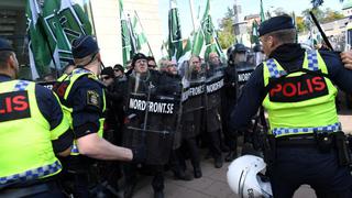 Policía se enfrenta y detiene a 20 durante manifestación neonazi [FOTOS]