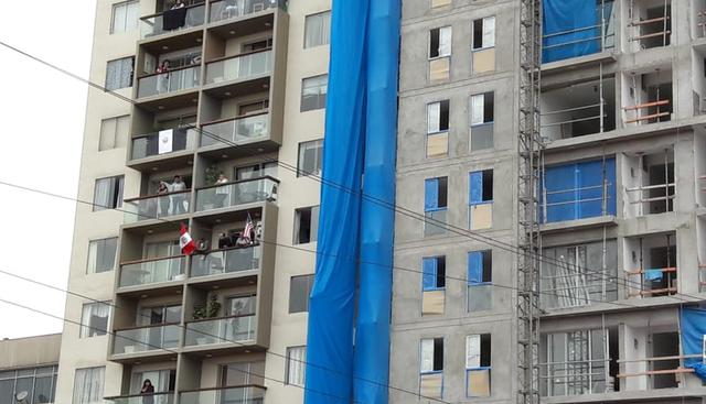 Vecinos que se encuentran cerca de la avenida Brasil han colocado banderas de color blanco y negro durante la Parada Militar. (Foto: El Comercio)