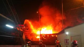 Emape: bomberos controlaron incendio en almacén de Surco | VIDEO