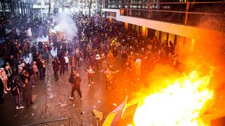 Violenta protesta en Bruselas: antivacunas encienden barricadas y se enfrentan a la policía | FOTOS