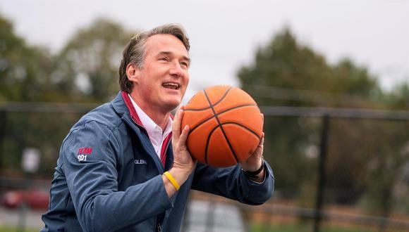El candidato republicano a gobernador de Virginia, Glenn Youngkin, juega baloncesto el día de las elecciones en la escuela secundaria Rocky Run en Fairfax. (EFE / EPA / SHAWN THEW).