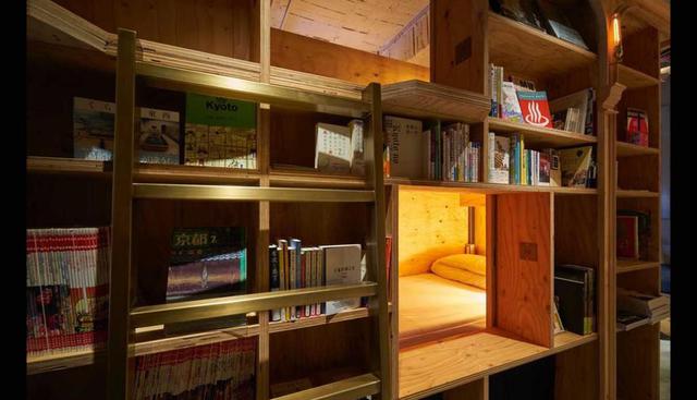 La idea de este hotel es cambiar la experiencia de leer un libro antes de dormir, y qué mejor que hacerlo en un lugar rodeado de libros. (Foto: bookandbedtokyo.com)