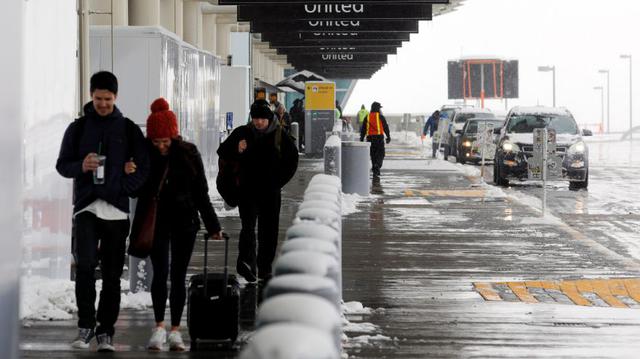 Los viajeros caminan por el área de check-in de United después de que una tormenta de nieve antes del Día de Acción de Gracias causó más de 460 cancelaciones de vuelos en el Aeropuerto Internacional de Denver, Colorado. (Foto: AFP):