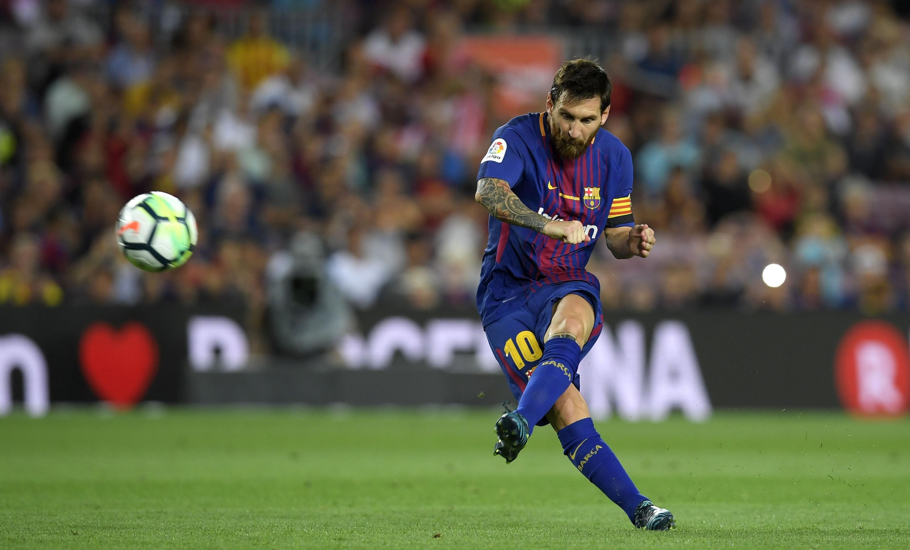 Lionel Messi efectuando un tiro libre. (Foto: AFP)