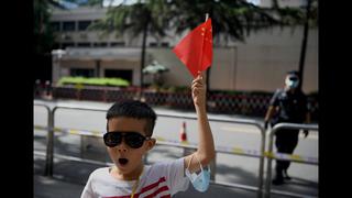 Los chinos se toman fotos ante el consulado de Estados Unidos en Chengdu antes de su cierre | FOTOS 
