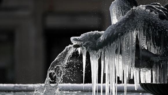 El agua se congela en una de las fuentes en Trafalgar Square en Londres, Reino Unido. (DANIEL LEAL-OLIVAS / AFP).
