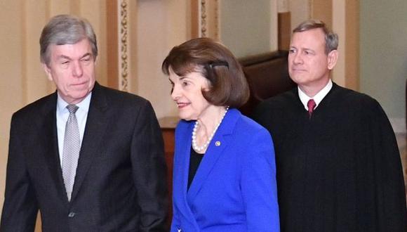 John Roberts (izquierda), presidente de la Corte Suprema dirigirá el juicio político. Este lunes fue escoltado por los senadores Roy Blunt y Dianne Feinstein. (Foto: Getty Images, vía BBC Mundo).