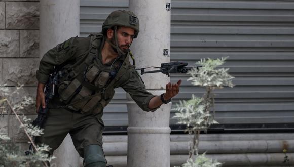 Un soldado israelí vuela un pequeño dron. (Foto de JAAFAR ASHTIYEH / AFP)