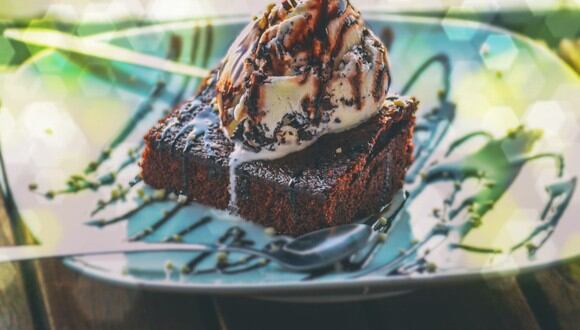 El brownie es un delicioso postre hecho con chocolate y que combina a la perfección con una bola de helado. (Foto: Pexels)