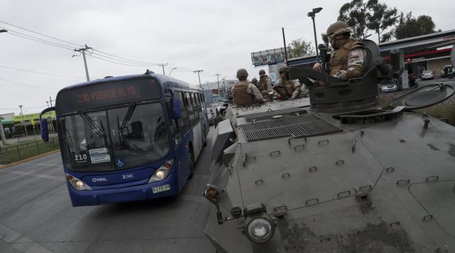Los militares resguardan Santiago de Chile. (AP Photo/Esteban Felix).