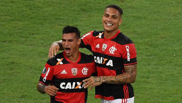 Miguel Trauco y Paolo Guerrero se volvieron a juntar para ocasionar un gol a favor de Flamengo. El tanto fue convertido por el colombiano Cuéllar. (Foto: AFP)