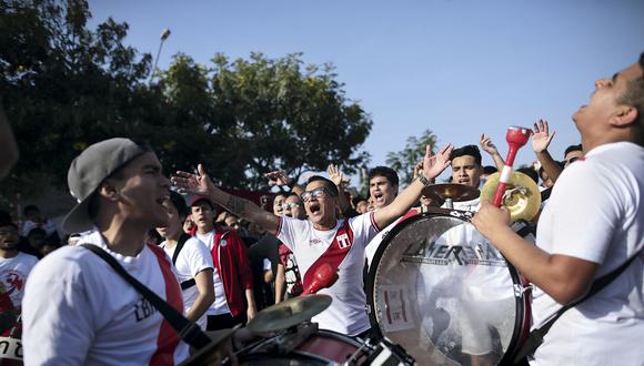 Los ‘banderazos’ y las convocatorias de hinchas son clásicos en los días previos a un partido de la selección. (Foto: Anthony Niño de Guzmán)