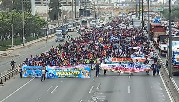Manifestantes se movilizan por la Panamericana Sur hacia el centro de Lima. Pretenden llegar a Palacio de Gobierno | Foto: Difusión