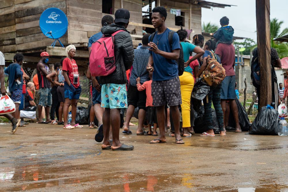 A group of migrants in Bajo Chiquito, waiting with their belongings to see if they will join the next group that will be transferred to the Migratory Reception Stations of San Vicente and Lajas Blancas.  (MSF/Sara de la Rubia).