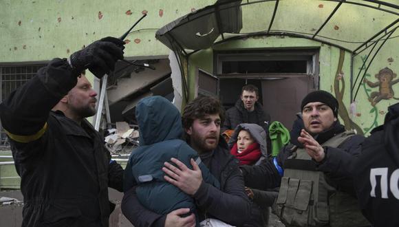 Voluntarios evacúan a niños del hospital de maternidad dañado por los bombardeos en Mariupol. (Foto AP/Evgeniy Maloletka).