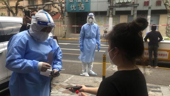 Los trabajadores médicos realizan pruebas de COVID-19 para los residentes después de que se encontrara un caso confirmado en la comunidad en Shanghái.