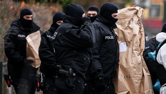 Agentes de policía trabajan durante una redada en Berlín, Alemania, el 07 de diciembre de 2022. (Foto: EFE/EPA/FILIP SINGER)