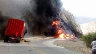 Chofer murió carbonizado tras choque de cisterna y tráiler