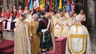 Carlos III es ungido en el ritual más sagrado de la coronación