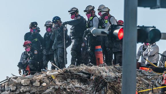 Los equipos de rescate buscan posibles sobrevivientes en el edificio de condominios Champlain Towers South de 12 pisos parcialmente derrumbado el 28 de junio de 2021 en Surfside, Miami. (Foto de Giorgio VIERA / AFP).