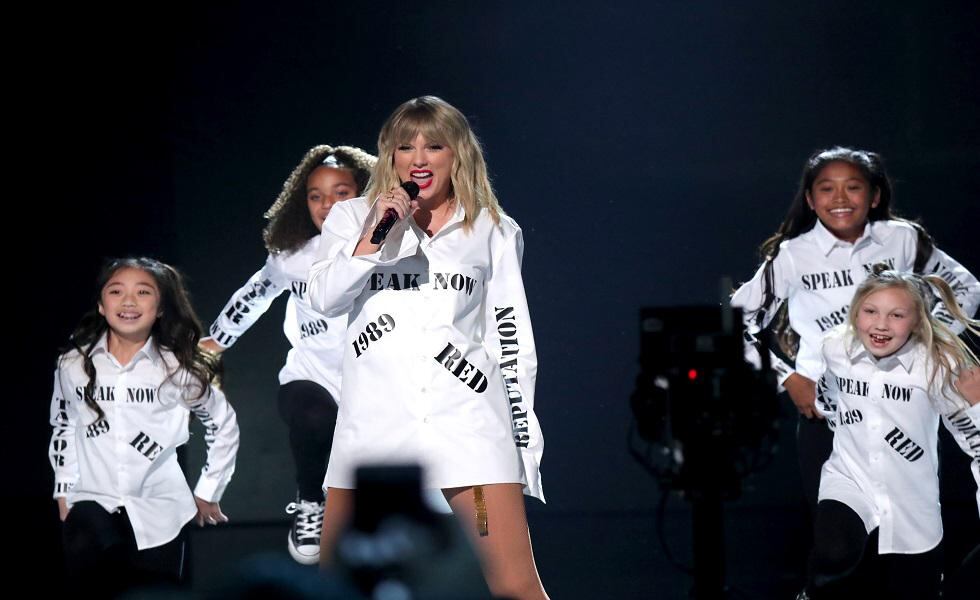Taylor Swift fue la ganadora máxima de los American Music Awards y en escenario interpretó sus canciones más reconocidas, pero no las que estaban nombradas en su camisa blanca. Recorre la galería y entérate de más detalles. (Foto: AFP)