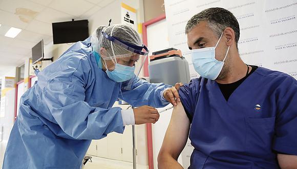 Ministro Hernando Cevallos indicó que esta vacuna servirá para levantar la inmunidad del personal médico. (Foto: Minsa)